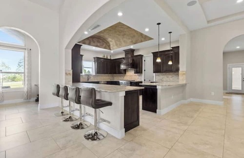 Circle D-KC Estates Haus | Pine Tree Palace - Private -Heated Pool - Jacuzzi