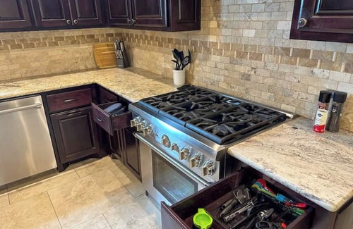 Circle D-KC Estates Haus | Pine Tree Palace - Private -Heated Pool - Jacuzzi