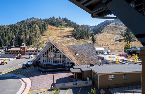 Olympic Valley Eigentumswohnung | Mountain Facing Ski-In/Ski-Out Top Floor 1 Bedroom Condo