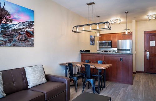 Olympic Valley Eigentumswohnung | Mountain Facing Ski-In/Ski-Out Top Floor 1 Bedroom Condo