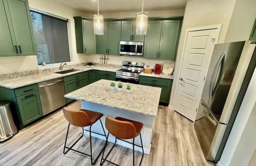 Superior Haus | Spacious Home. Trails, open space & Views.nn