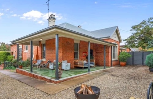 East Tamworth Haus | Charming 4-Bedroom Property with Pool in Tamworth