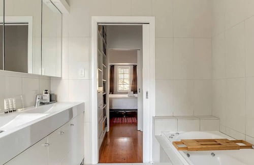 Redfern Wohnung | Prime Location Retreat with Private Garage Parking