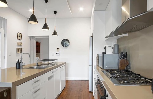Redfern Wohnung | Prime Location Retreat with Private Garage Parking