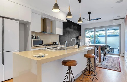 Redfern Wohnung | Prime Location Retreat with Private Garage Parking
