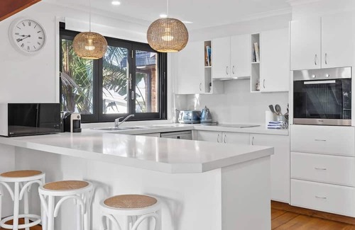 Berkeley Vale Haus | Ultimate Lakefront Luxury Pool Table Games Room