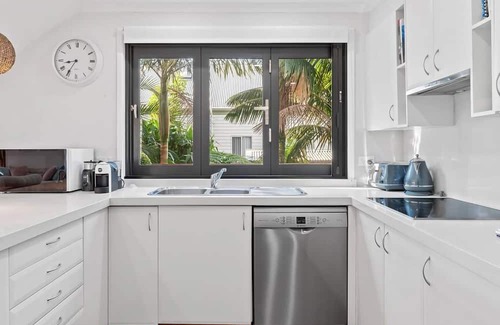 Berkeley Vale Haus | Ultimate Lakefront Luxury Pool Table Games Room