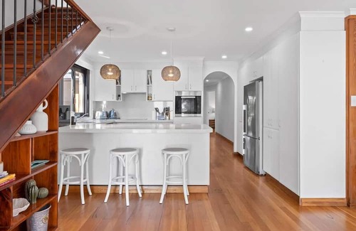 Berkeley Vale Haus | Ultimate Lakefront Luxury Pool Table Games Room