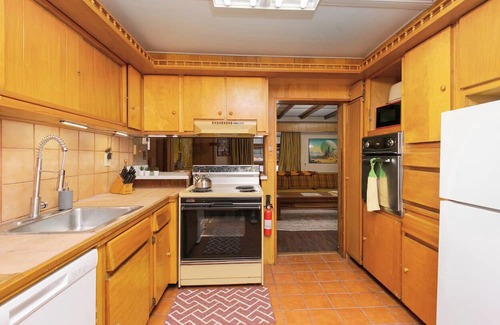 Perryopolis Haus | Retro 70s Near MM103 Gap Trail