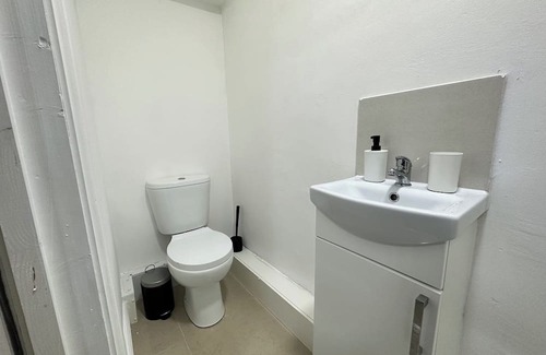 Kidderminster Wohnung | Relaxing Studio Apartment in Scenic Kidderminster