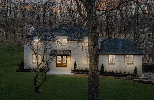 Forest Hills Haus | Charming 5-Bedroom Oasis in Nashville with AC & WiFi – Perfect for Groups!