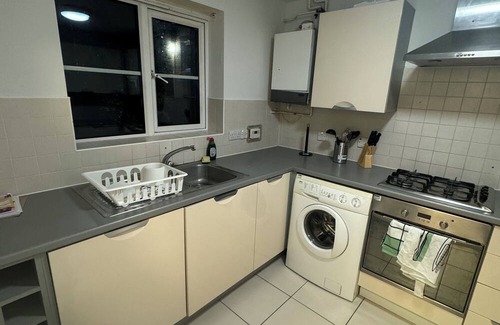 Ipswich Haus | Spacious home in Prime Location - Free Parking