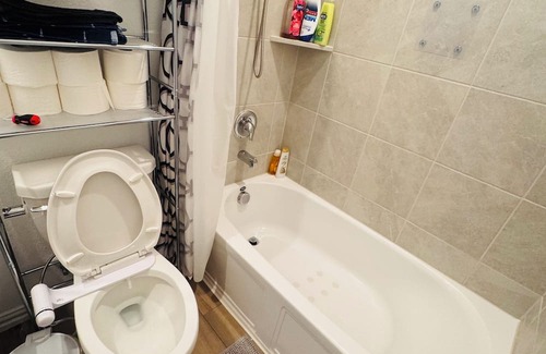 Clear Lake Haus | Comfy room near lake with shared amenities