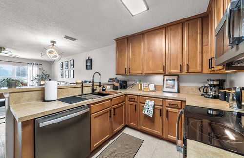 St. Johns Haus | Charming 3-bedroom townhome with WiFi, AC in serene Saint Johns