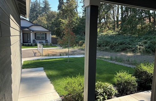 Thurston Haus | 4-bedroom house in quietSpringfield with AC, WiFi, and more. 15 mins to Autzen