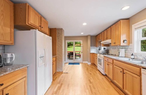 Mercer Island Haus | Private park in a cozy home next to I-90 huge yard
