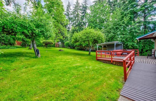 Mercer Island Haus | Private park in a cozy home next to I-90 huge yard