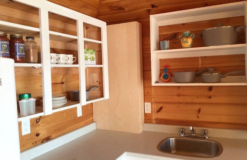 Darlings Lake Hütte | Make some amazing memories at this unique, friendly lakefront Wits End Cottage