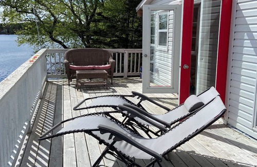 Darlings Lake Hütte | Make some amazing memories at this unique, friendly lakefront Wits End Cottage