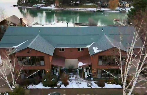 Lakeside Resort | Cozy 2-bedroom condo on the lake at Peaceful Bay Resort