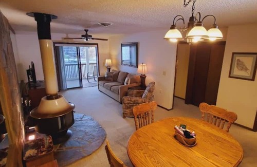 Lakeside Resort | Cozy 2-bedroom condo on the lake at Peaceful Bay Resort