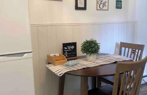 Drewsville Haus | Cozy private studio -full kitchen and bathnn
