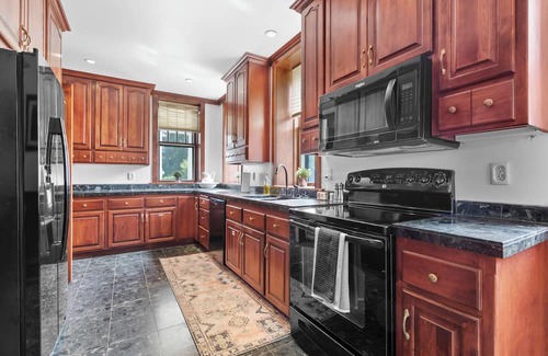 Dubuque Haus | Spacious 7-bedroom house- unique history, modern comforts and incredible views