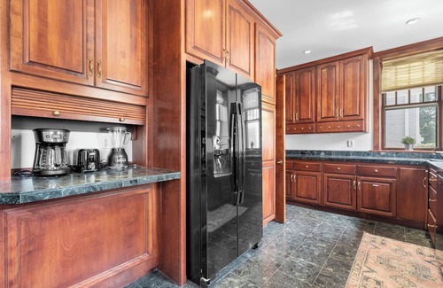 Dubuque Haus | Spacious 7-bedroom house- unique history, modern comforts and incredible views
