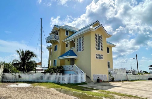 Belize City Haus | Stunning 2 bedroom apartment on the outskirts of Belize City.