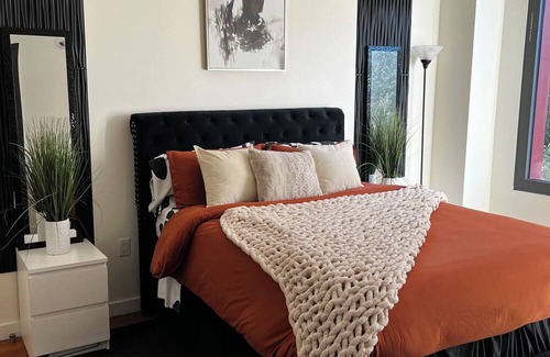 East Williamsburg Eigentumswohnung | Electrifying 1-bedroom condo with Bowling, Pool, Theater and Rock Climbing!