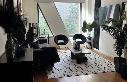 East Williamsburg Eigentumswohnung | Electrifying 1-bedroom condo with Bowling, Pool, Theater and Rock Climbing!