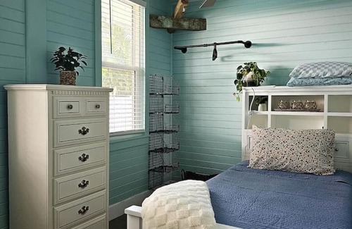 Dunedin Haus | Blue Bungalow: 2/2 SFH w fenced in yard