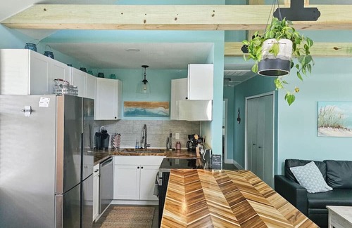 Dunedin Haus | Blue Bungalow: 2/2 SFH w fenced in yard