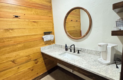 Palestine Kabine | Secluded Cozy Cabin in the East Texas Woods 20 mins. to Polar Express 1 of 2