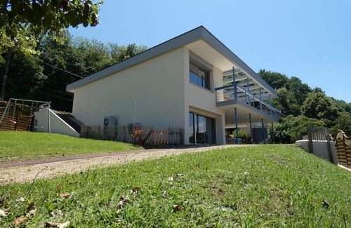 Bilieu Wohnung | LAC CASA 60 - gîte with beach and terrace overlooking the lake