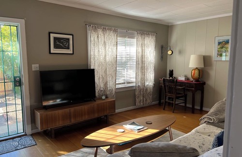 Bisbee Haus | Charming 1-bedroom house in beautiful Bisbee with AC, WiFi, parking, yard