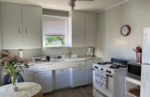 Bisbee Haus | Charming 1-bedroom house in beautiful Bisbee with AC, WiFi, parking, yard