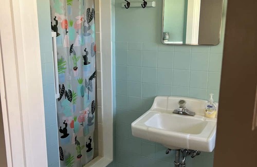 Bisbee Haus | Charming 1-bedroom house in beautiful Bisbee with AC, WiFi, parking, yard