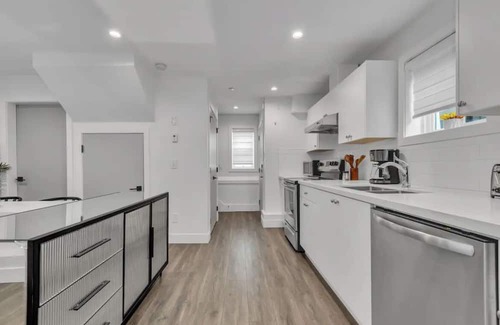 Sunset Haus | Cozy Laneway House In The Heart of the City!