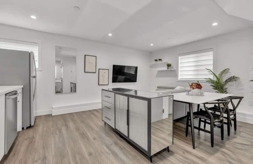 Sunset Haus | Cozy Laneway House In The Heart of the City!
