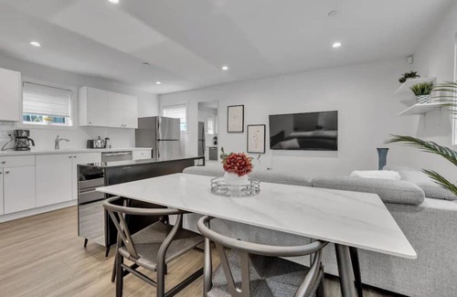 Sunset Haus | Cozy Laneway House In The Heart of the City!