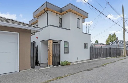 Sunset Haus | Cozy Laneway House In The Heart of the City!