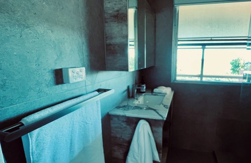 Jacana Haus | Home with a view 15 minutes from the airport!