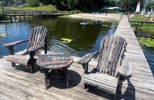 Summerfield Haus | Charming 2-bedroom lakefront house in Summerfield with WiFi and AC