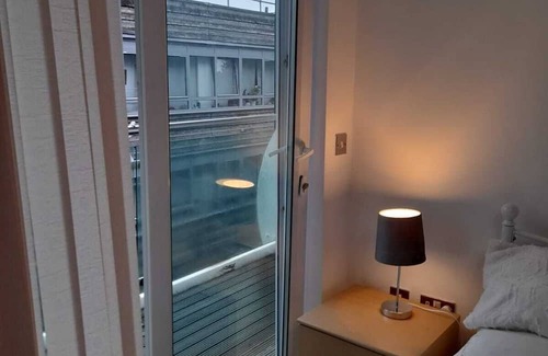Oakleigh Wohnung | Spacious 2 bed North London flat with balcony and parking, sleeps 5