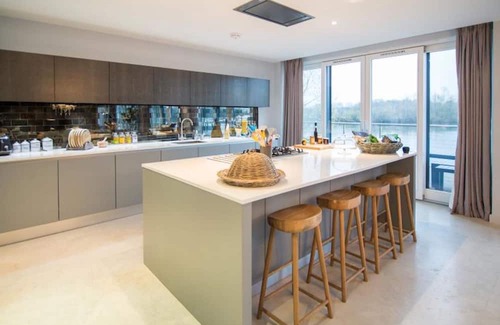 Lechlade Villa | White Willow Lodge LAK-00