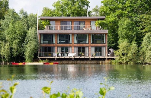 Lechlade Villa | White Willow Lodge LAK-00