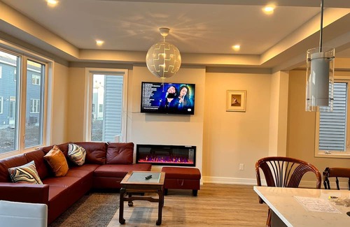 Ottawa Division Haus | Classy & Modern 4 Bedroom & 3.5 Bath w/SelfCheck-In+Kitchen & Parking-Ottawa