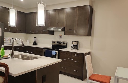 Ottawa Division Haus | Classy & Modern 4 Bedroom & 3.5 Bath w/SelfCheck-In+Kitchen & Parking-Ottawa