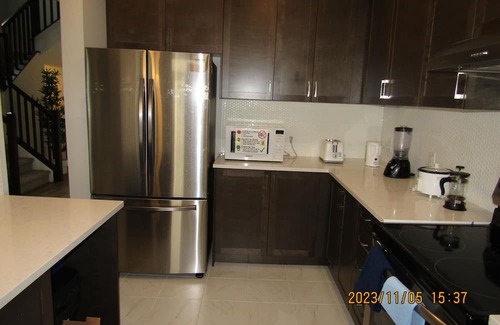 Ottawa Division Haus | Classy & Modern 4 Bedroom & 3.5 Bath w/SelfCheck-In+Kitchen & Parking-Ottawa
